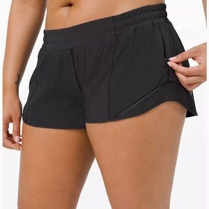 Lululemon Hotty Hot Low Rise Short 2.5